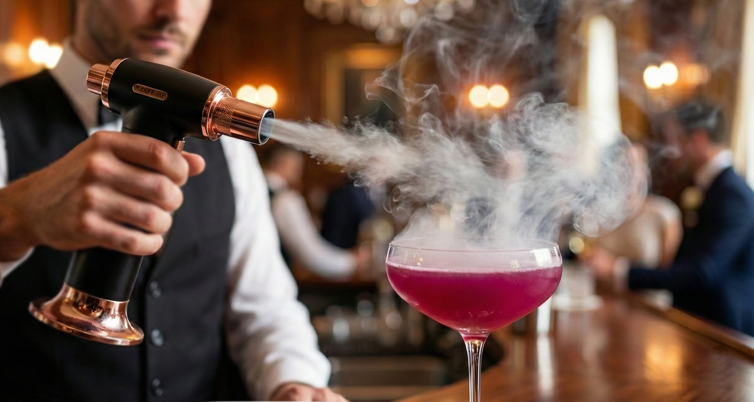 Bartender profesional de La Reserva preparando un trago ahumado e interactuando con invitados en una boda