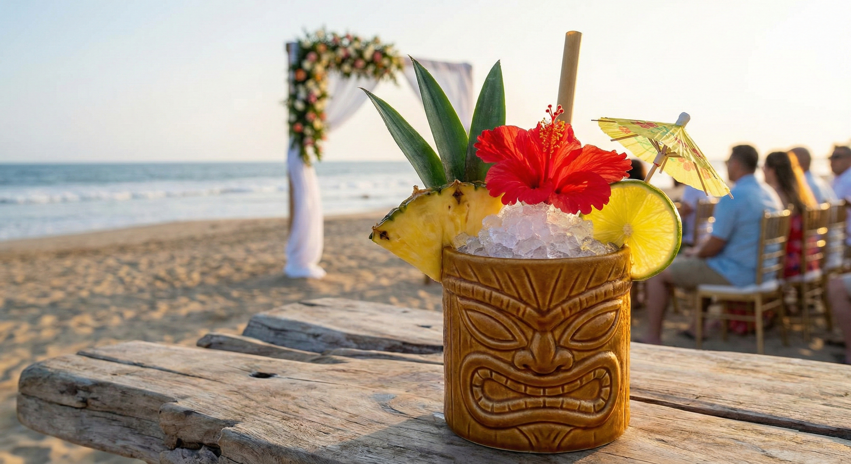 Cóctel tiki tropical y refrescante ideal para boda de playa con mucho hielo
